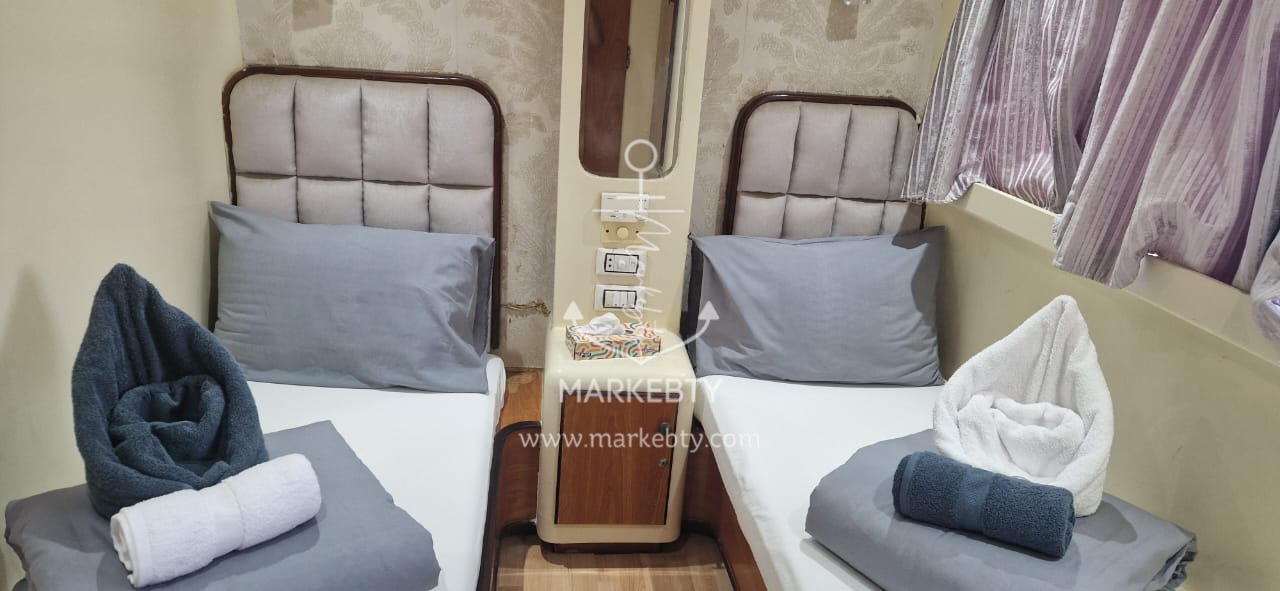 Custom Liveaboard 120