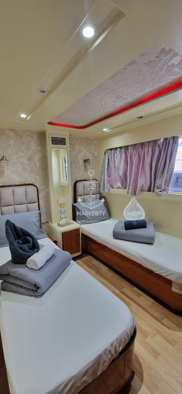 Custom Liveaboard 120