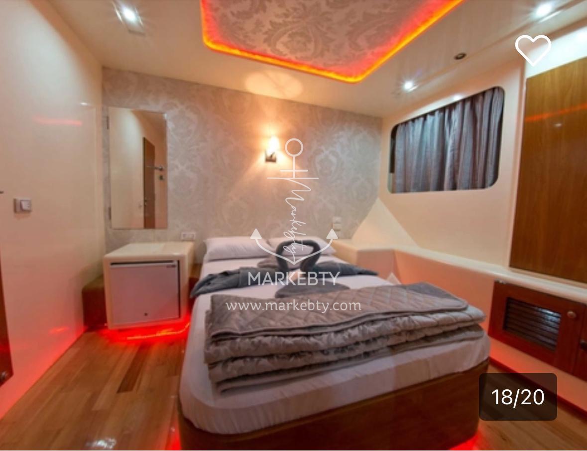 Custom Liveaboard 120